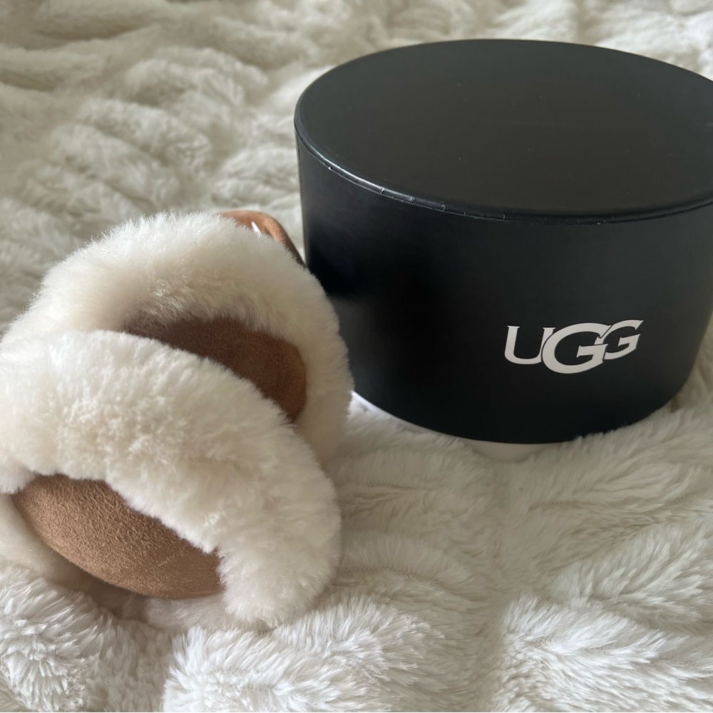 UGG FOWNES BRO
Shearling Earmuffs